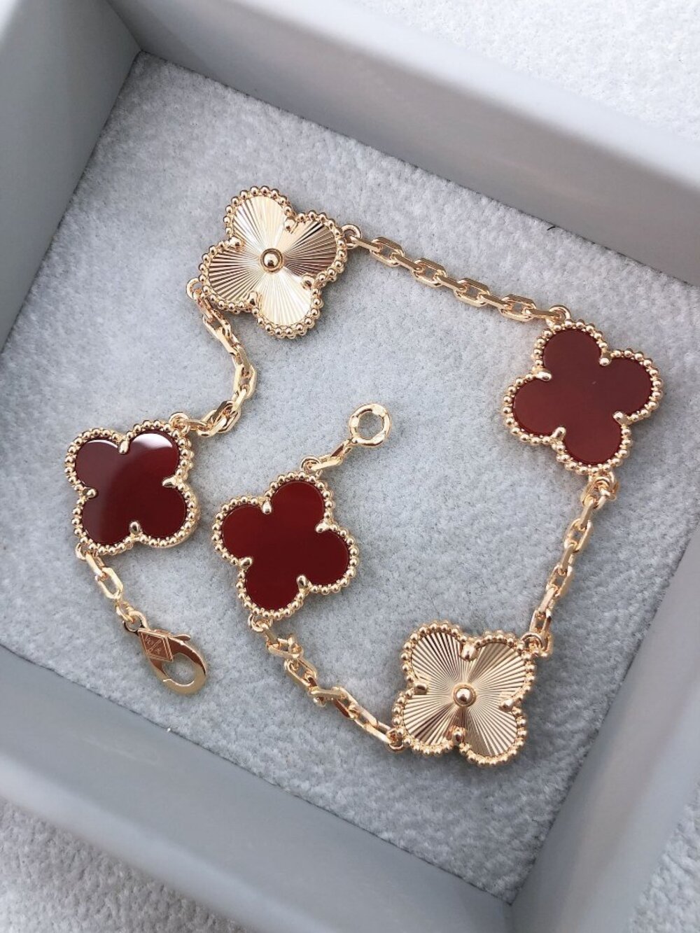 🍀VCA🍀 Red + Laser-Etched Five-Leaf Clover Bracelet